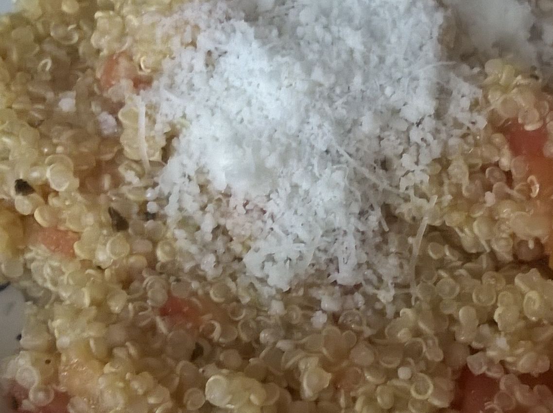 Nahaufnahme von Quinoa mit Tomaten Nahaufnahme von Quinoa mit Tomaten